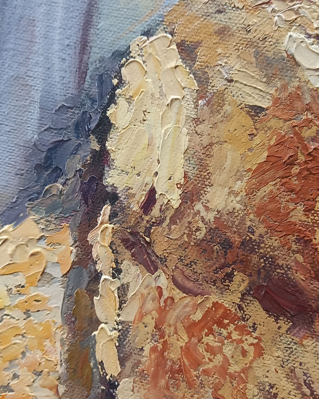 Detail of the cat’s fur and painted surface.